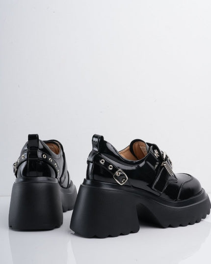 Zapatos negros de charol con plataforma y herraje plateado