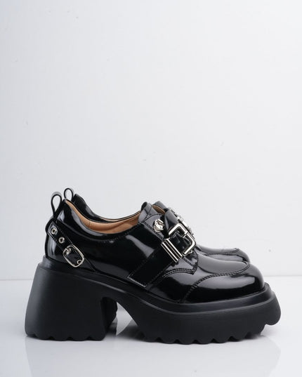 Zapatos negros de charol con plataforma y herraje plateado
