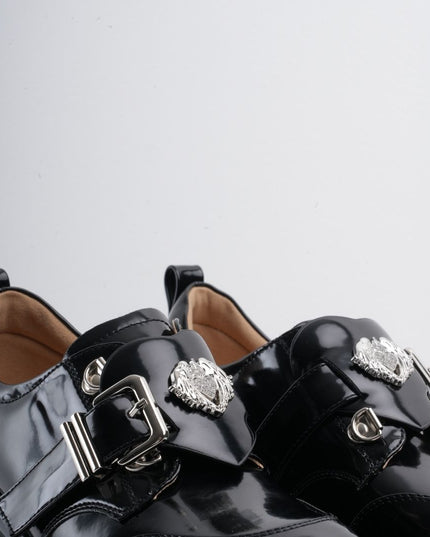 Zapatos negros de charol con plataforma y herraje plateado