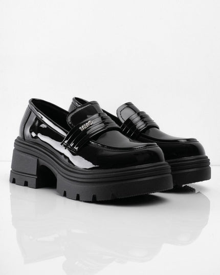 Mocasines negros de charol con aplique de letras