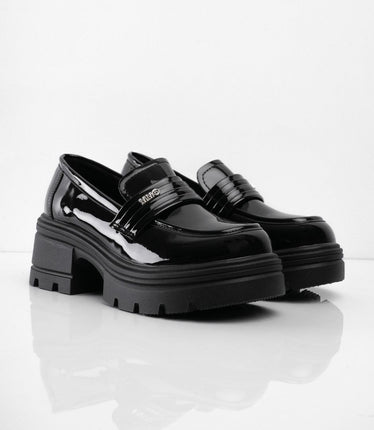 Mocasines negros de charol con aplique de letras