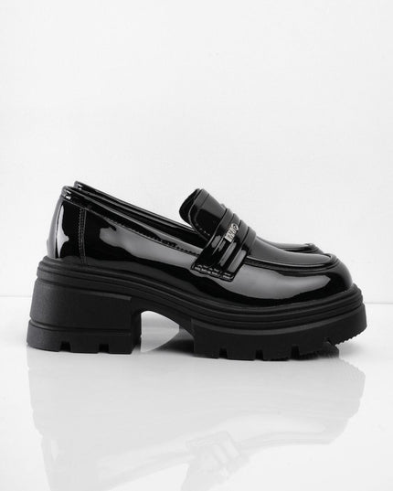 Mocasines negros de charol con aplique de letras