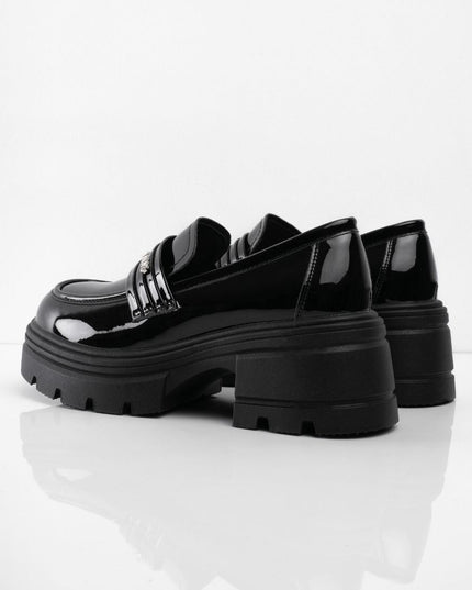 Mocasines negros de charol con aplique de letras