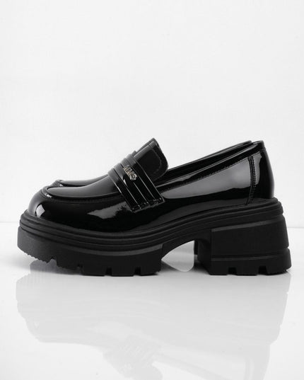 Mocasines negros de charol con aplique de letras