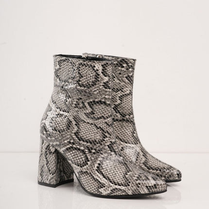 Botin de tacón con estampado tipo serpiente gris