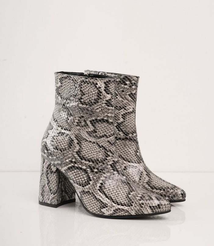 Botin de tacón con estampado tipo serpiente gris