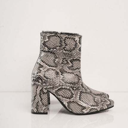 Botin de tacón con estampado tipo serpiente gris