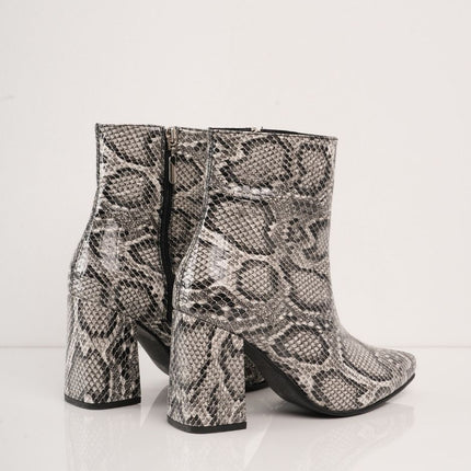 Botin de tacón con estampado tipo serpiente gris
