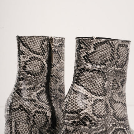 Botin de tacón con estampado tipo serpiente gris