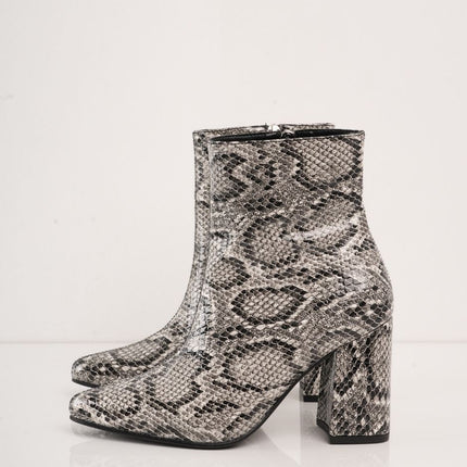 Botin de tacón con estampado tipo serpiente gris