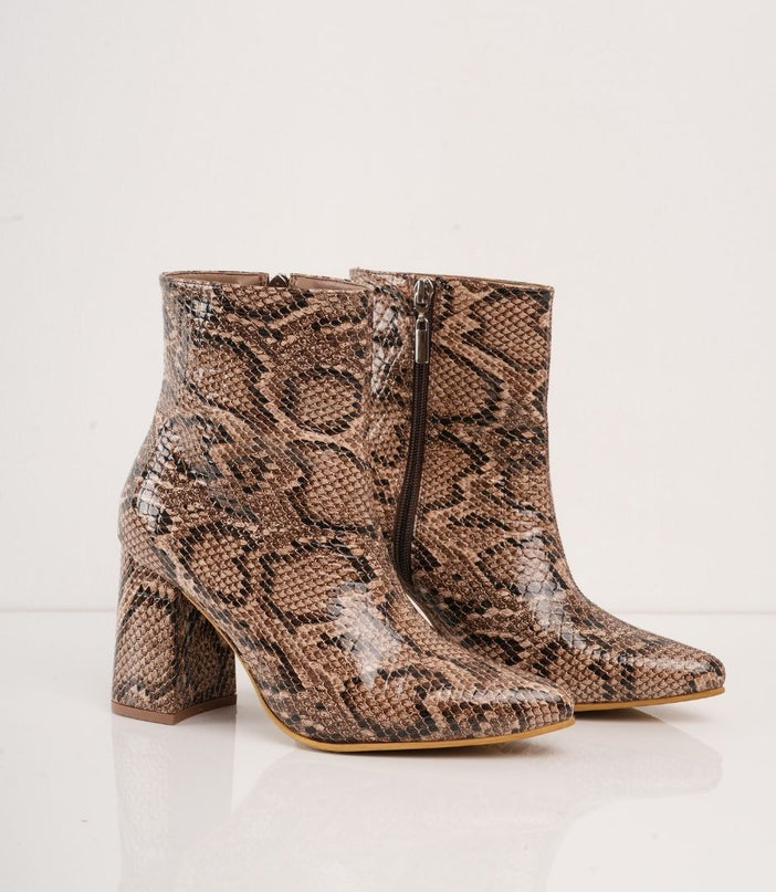 Botin de tacón con estampado tipo serpiente café