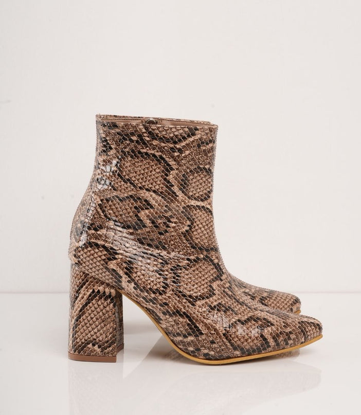 Botin de tacón con estampado tipo serpiente café