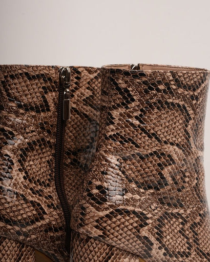 Botín tacón tipo serpiente café