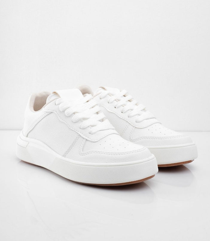 Tenis blancos básicos con suela baja