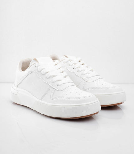 Tenis blancos básicos con suela baja