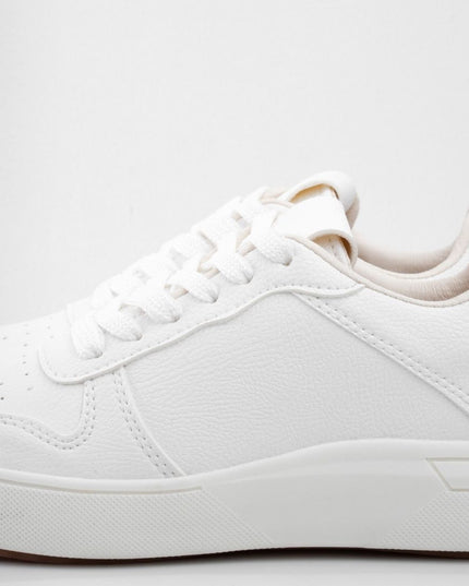 Tenis blancos básicos con suela baja