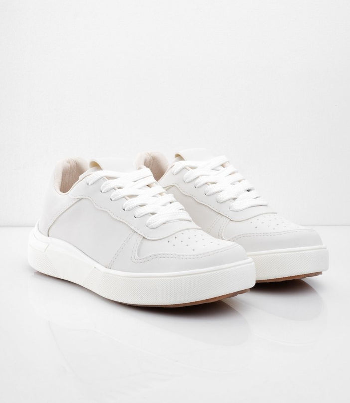 Tenis grises básicos con suela baja
