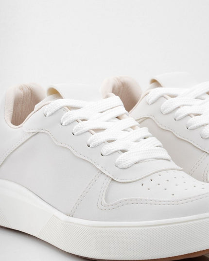 Tenis grises básicos con suela baja