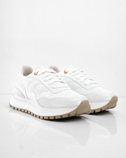 Tenis blancos con suela café y diseños