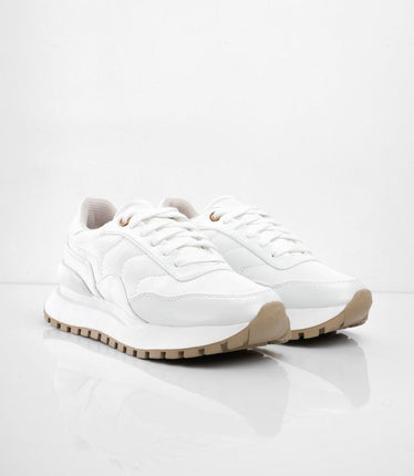 Tenis blancos con suela café y diseños