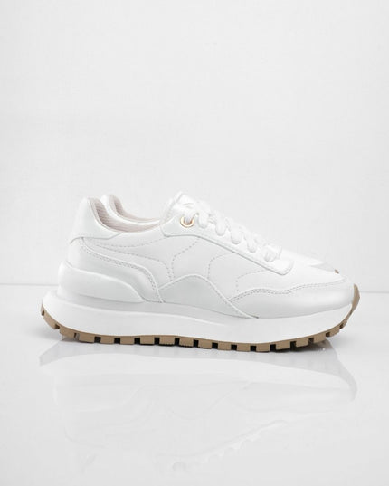 Tenis blancos con suela café y diseños