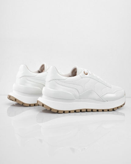 Tenis blancos con suela café y diseños