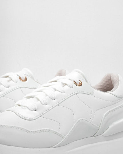 Tenis blancos con suela café y diseños