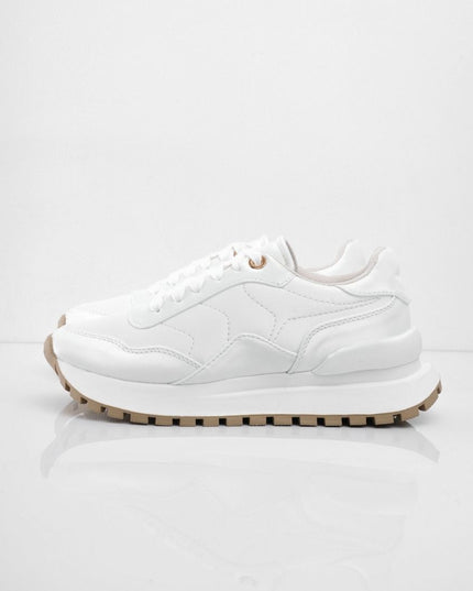 Tenis blancos con suela café y diseños