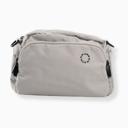 Bolso gris claro con múltiples bolsillos