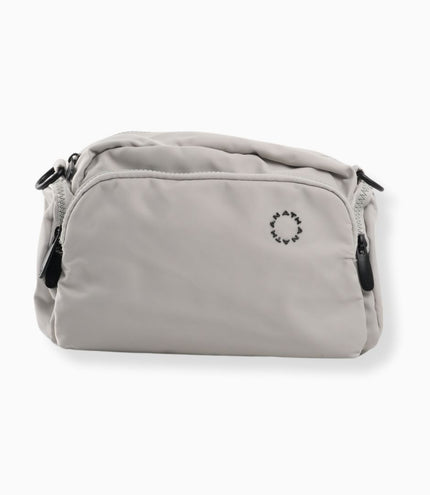 Bolso gris claro con múltiples bolsillos