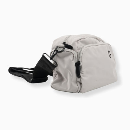 Bolso gris claro con múltiples bolsillos