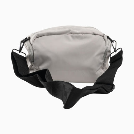 Bolso gris claro con múltiples bolsillos