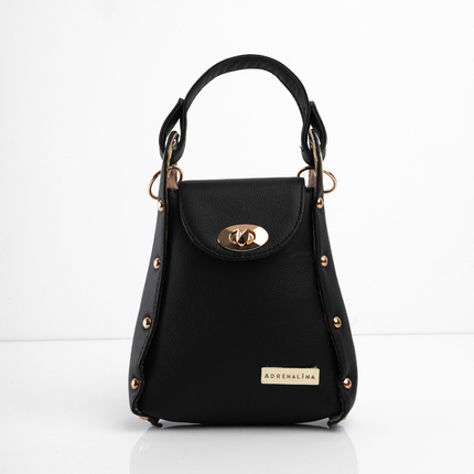 Bolso pequeño negro con cadena dorada