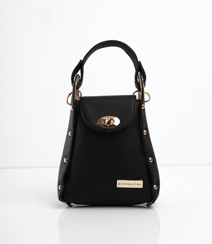 Bolso pequeño negro con cadena dorada