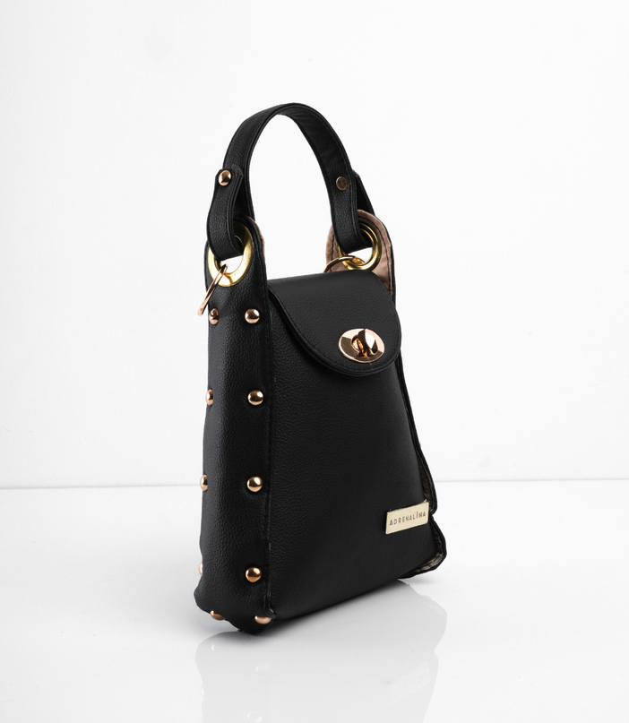 Bolso pequeño negro con cadena dorada