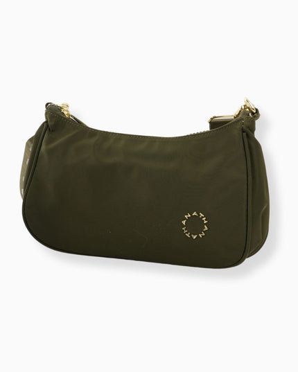 Bolso verde con detalles dorados y diseño minimalista