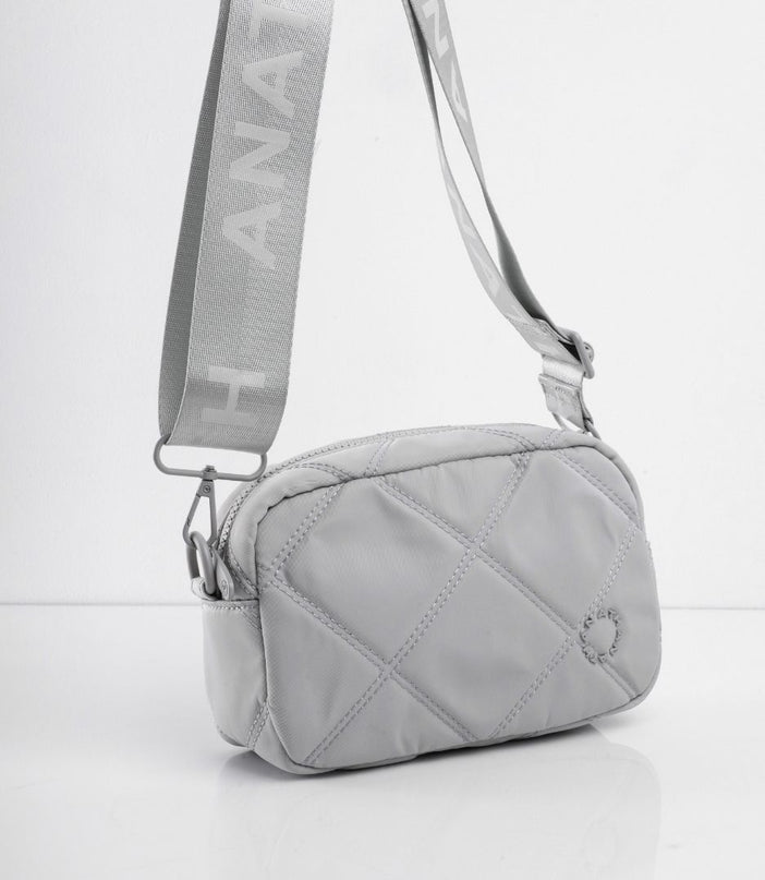 Bolso impermeable gris con correa