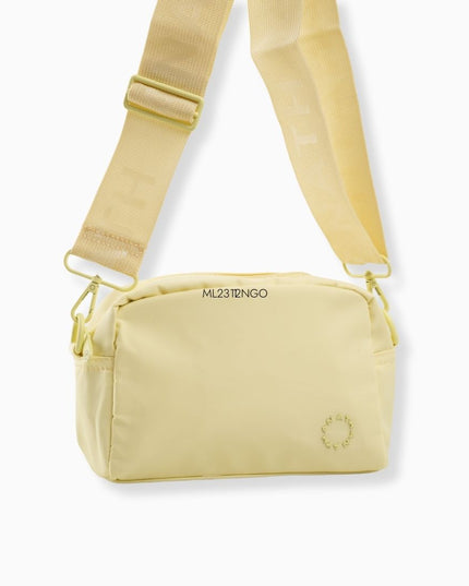 Bolso amarillo pastel con correa ajustable y detalles sencillos