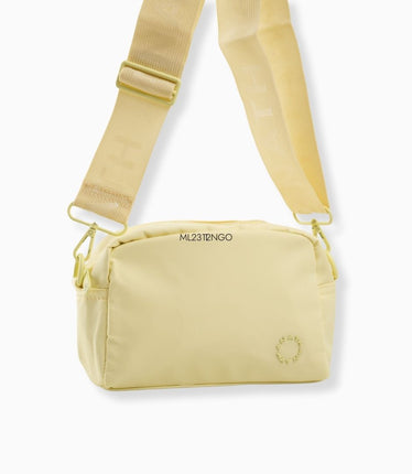 Bolso amarillo pastel con correa ajustable y detalles sencillos