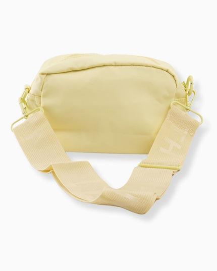 Bolso amarillo pastel con correa ajustable y detalles sencillos