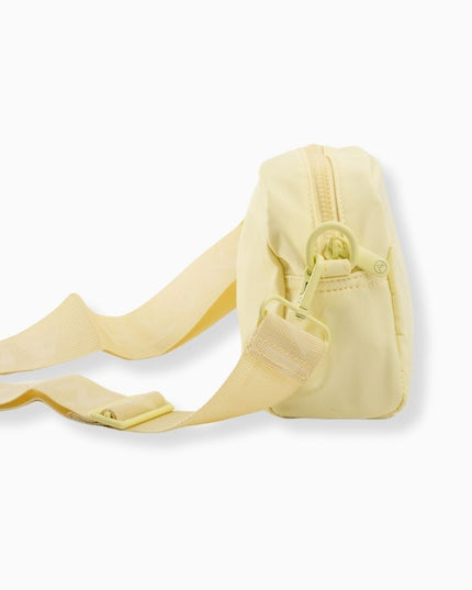 Bolso amarillo pastel con correa ajustable y detalles sencillos