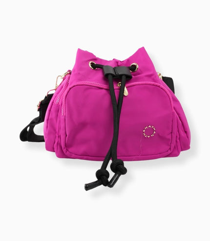 Mochila fucsia deportivo y detalles dorado