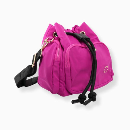 Mochila fucsia deportivo y detalles dorado