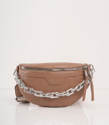 Bolso café con cadena plateada y cremallera