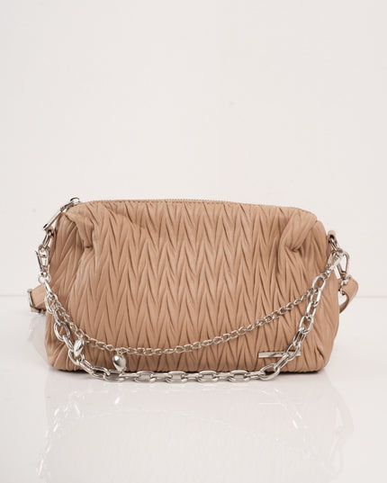 Bolso café con diseño craquelado y cadena plata