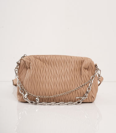 Bolso café con diseño craquelado y cadena plata
