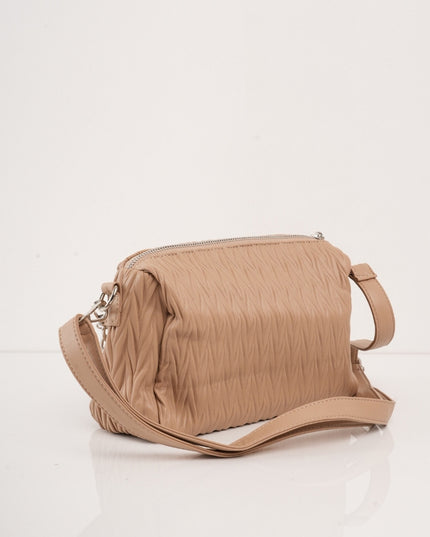 Bolso café con diseño craquelado y cadena plata