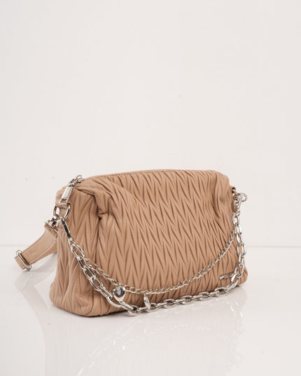 Bolso café con diseño craquelado y cadena plata