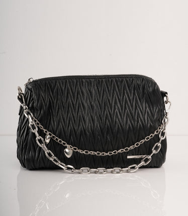 Bolso negro con diseño craquelado y cadena plata