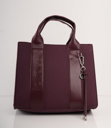 Bolso vinotinto con llavero y correa